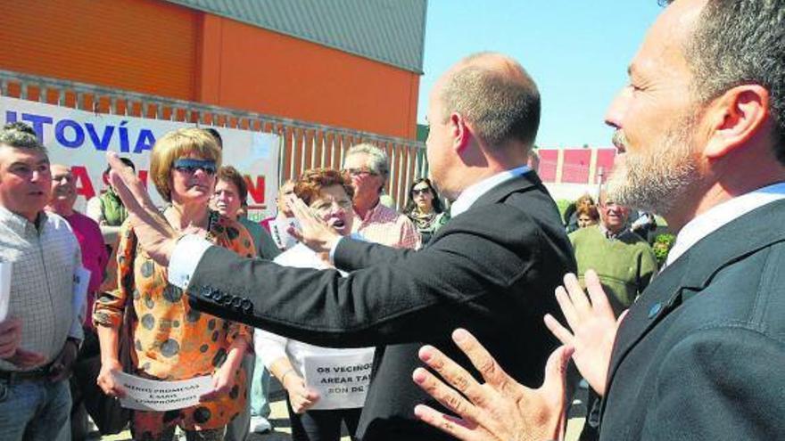 Vecinos de Areas protestan por las obras ante el alcalde de Tui y el conselleiro Agustín Hernández.  // E.G.