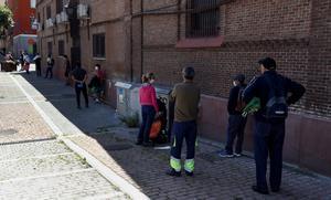 Cola para recoger alimentos en el comedor social de la parroquia de San Ramón Nonato, en Puente de Vallecas.