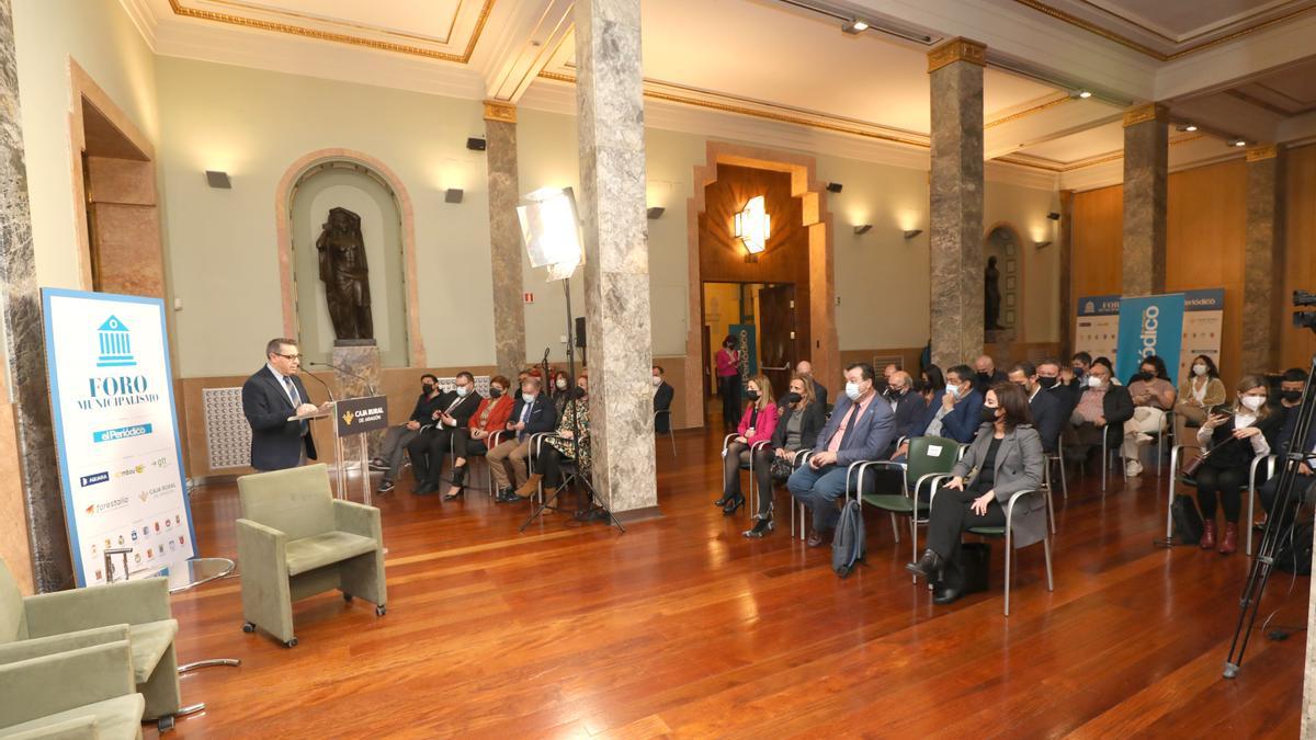El director del diario, Nicolás Espada, da la bienvenida a los asistentes al primer Foro de Municipalismo de la provincia de Zaragoza