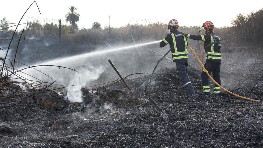 Imagen de archivo de una actuación de los bomberos en un terreno incendiado