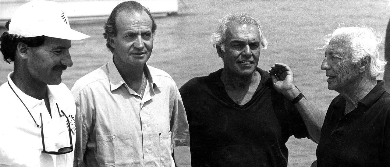 Paul Cayard, el Rey Juan Carlos, Raúl Gardini y Gianni Agneli, en agosto de 1990 a bordo de &#039;Il Moro di Venezia&#039; en Puerto Portals