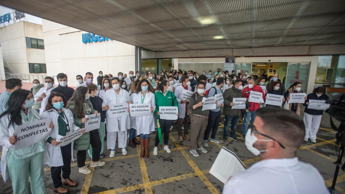 Protesta por las condiciones laborales de la plantilla del departamento de Torrevieja a las puertas del servicio de Urgencias