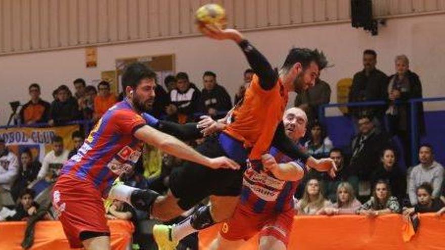 David Sala choca contra dos defensores del Almoradí en una acción ofensiva del HC Eivissa.