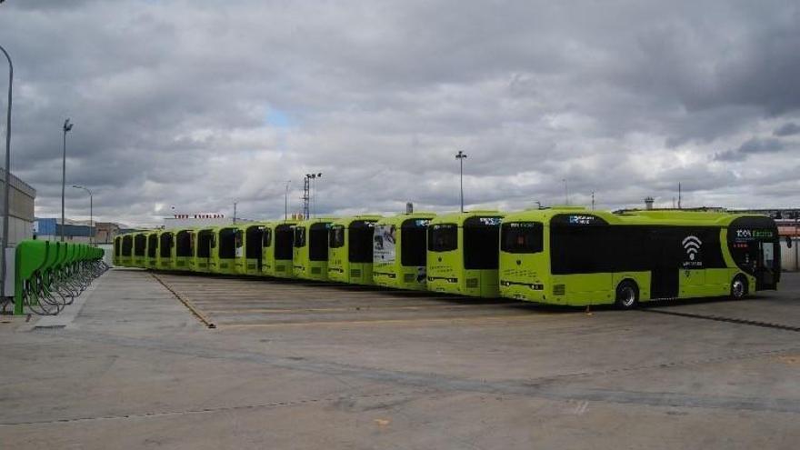 Los 44 autobuses urbanos de Badajoz contarán con desfibriladores