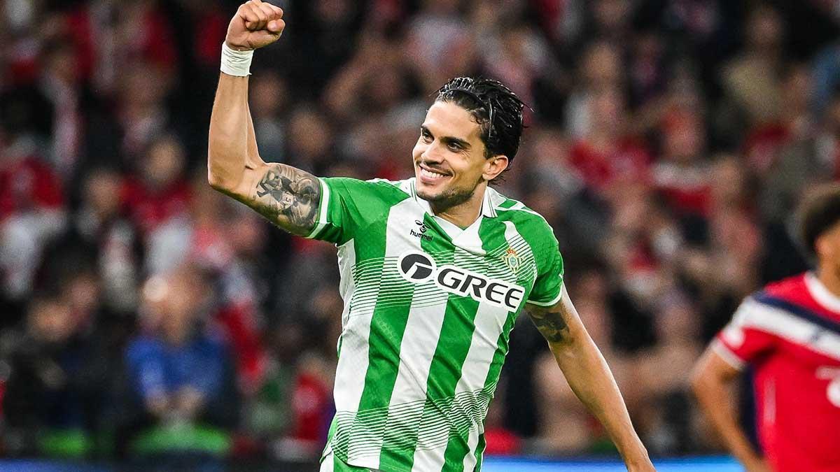 El jugador del Real Betis Marc Bartra celebra el 2-2 tras el partido de la UEFA Champions League