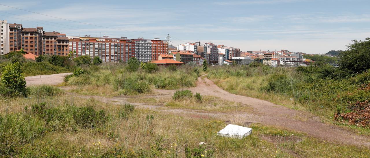 El entorno de la estación de Feve de la calle del Muelle, donde se ubica la caseta del aliviadero del colector del río San Martín, la estructura del centro de la imagen.