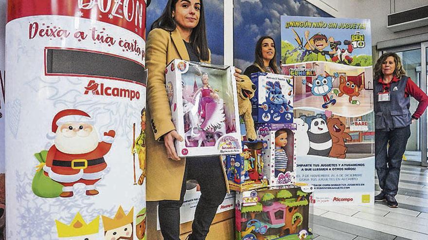Presentación de la campaña recogida de juguetes en el hipermercado Alcampo de Vilagarcía.  // I. Abella