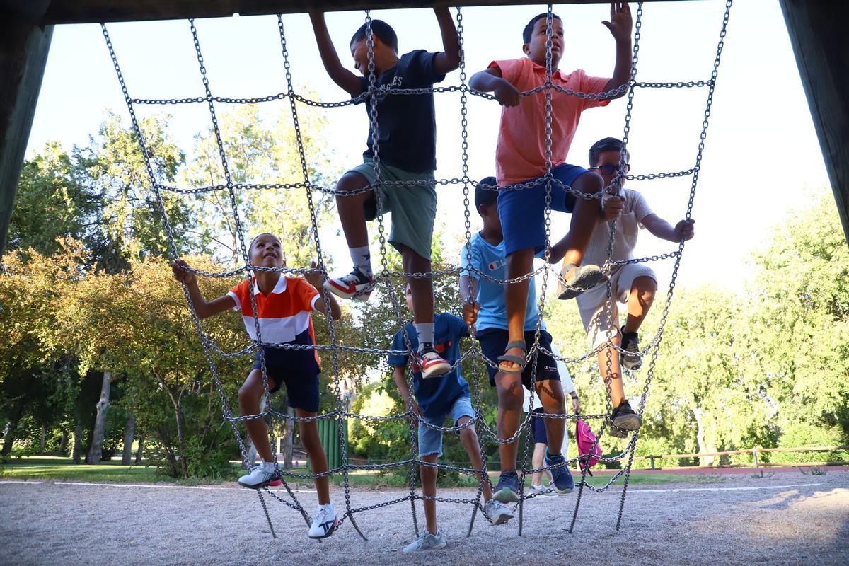 Las instituciones reciben a los niños saharauis