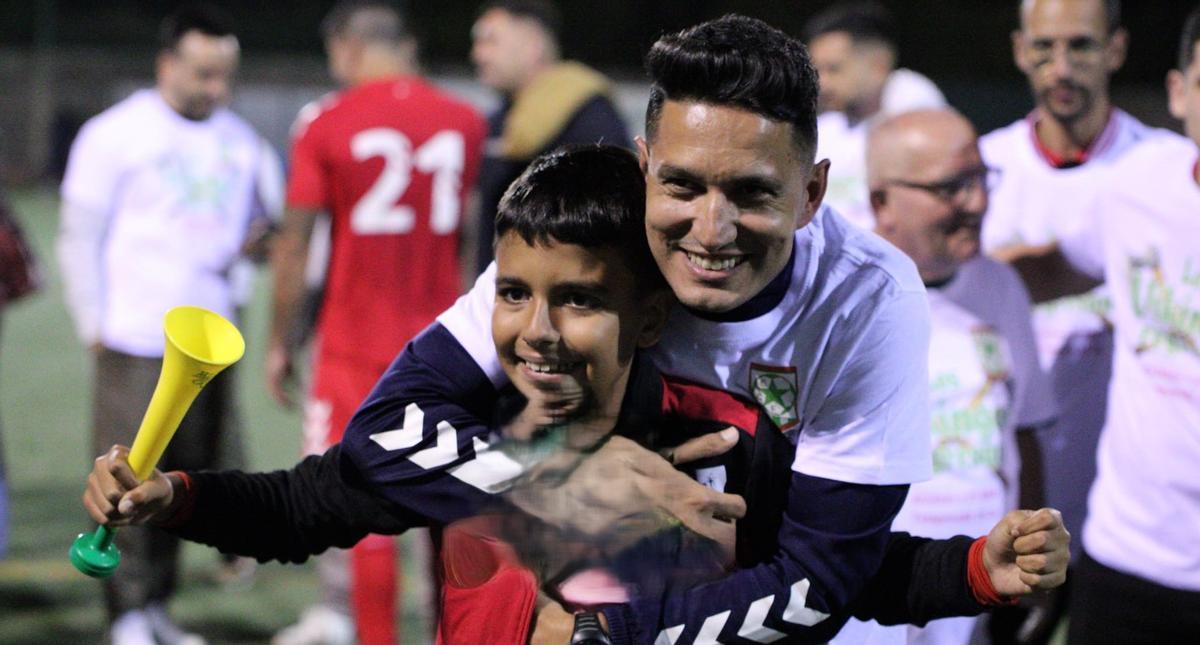 Yoni Morales, durante los festejos del ascenso del Estrella.