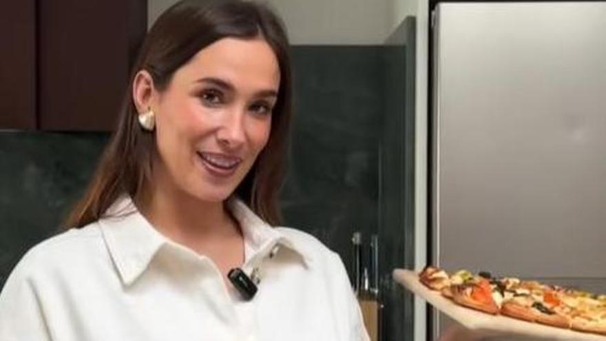 María Pombo haciendo una receta en TikTok