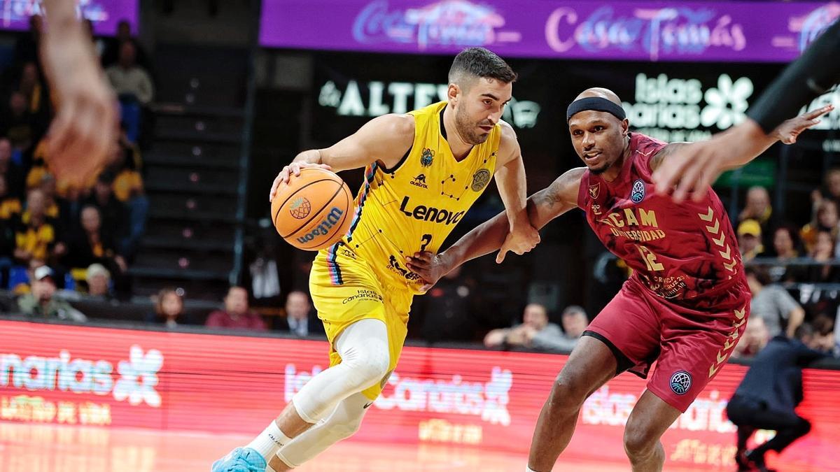 Jaime Fernández trata de penetrar ante la defensa de Thad McFadden en el partido de la primera vuelta.