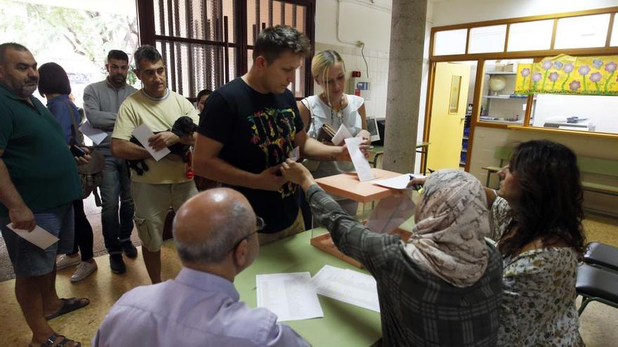 Votación de la jornada continua en un colegio de València en 2016.