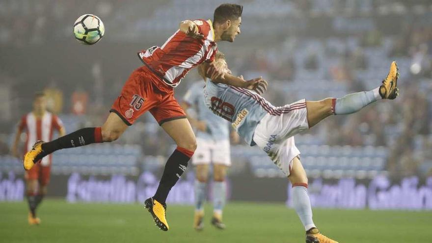 Daniel Wass cae en mala postura tras un impacto en el aire. // R. Grobas