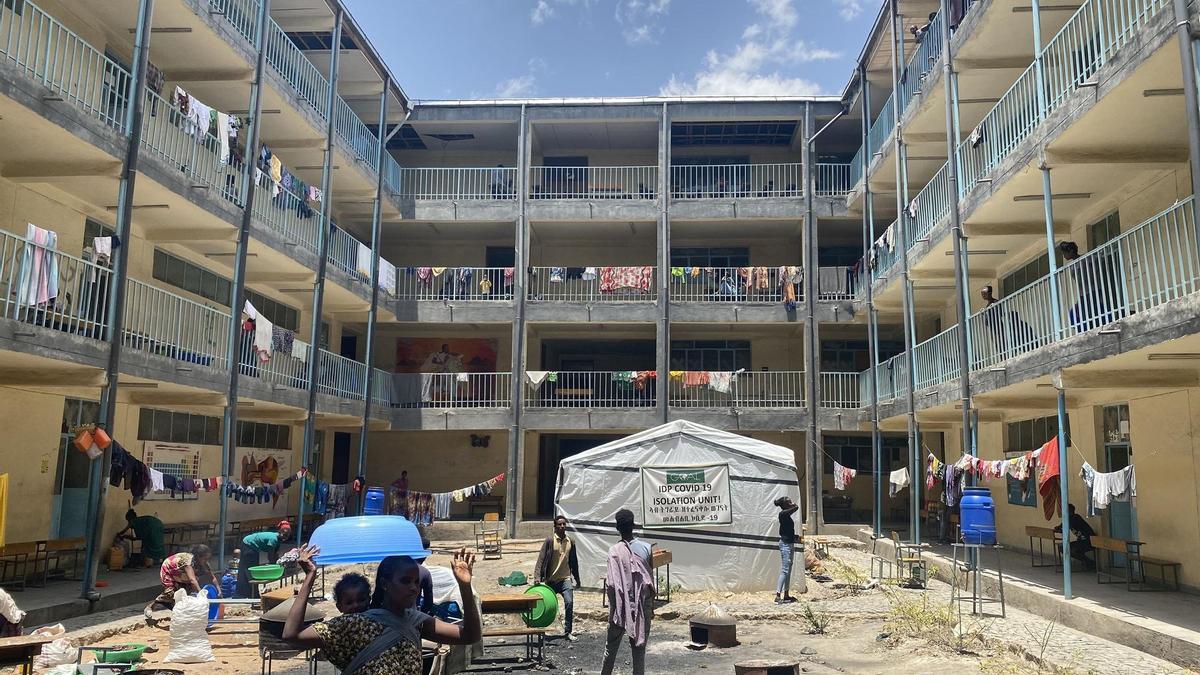 Desplazados internos alojados en una escuela secundaria de Mekelle, en Tigray.