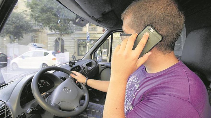 Más de 2.200 conductores ‘pillados’ en Castellón con el móvil al volante