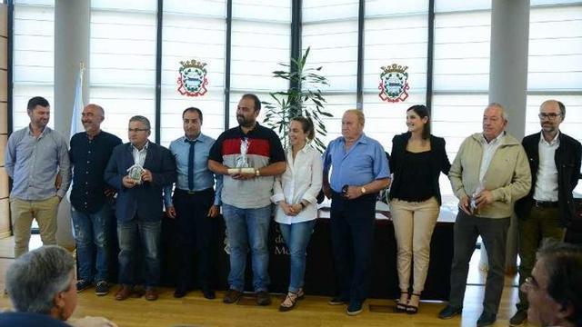 Representantes de la corporación y descendientes del alcalde. // G.N.
