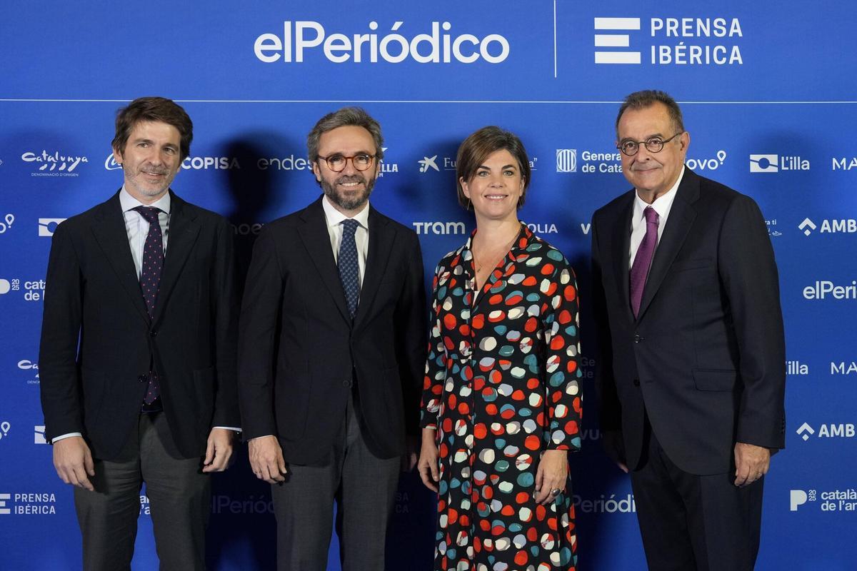 Barcelona 24/11/2025 Català i catalana de l’any 2025 En la foto, de izda a dcha: Sergi Guillot, director general de Prensa Ibérica ; Aitor Moll, consejero delegado de Prensa Ibérica ; la periodista Samanta Villar ; Albert Sáez, director de El Periódico Fotografía de Ferran Nadeu