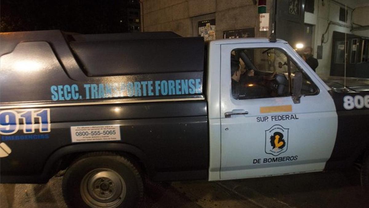 Un furgón del servicio forense traslada los restos de Videla el pasado viernes