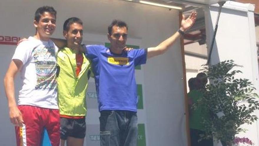 Los tres primeros clasificados en la carrera de la Esclerosis Múltiple.