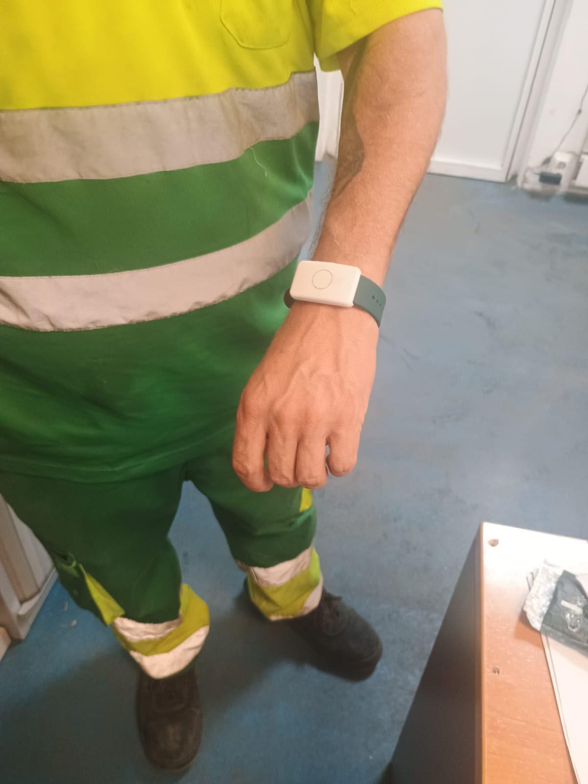 Pulsera inteligente de un trabajador del servicio de limpieza de Alcalá de Henares.