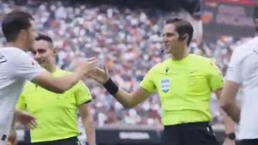 ¿Qué se siente al saludar a un jugador del Valencia antes del partido? Vívelo en primer persona
