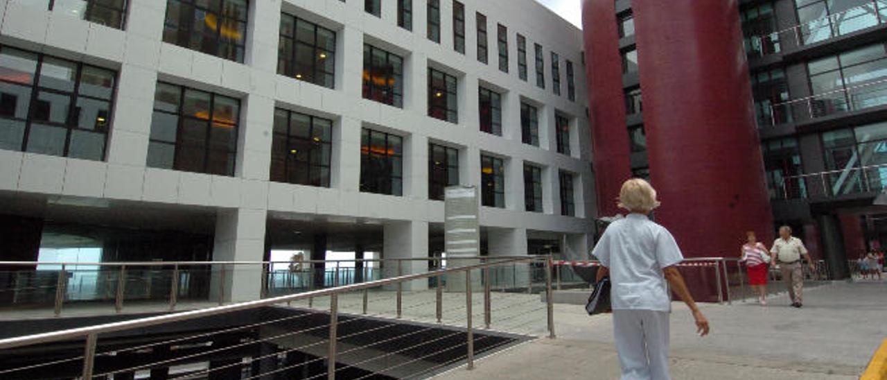 Entrada del edificio de consultas externas del Materno Infantil.