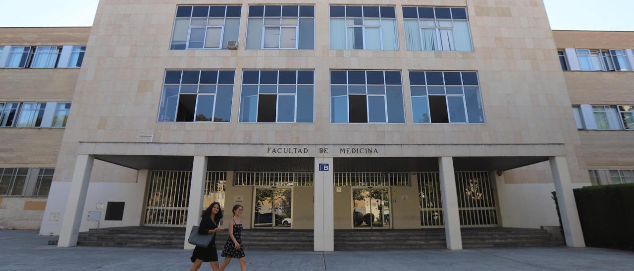 La reforma de la Facultad de Medicina comenzará en el edificio B, donde están las clases.