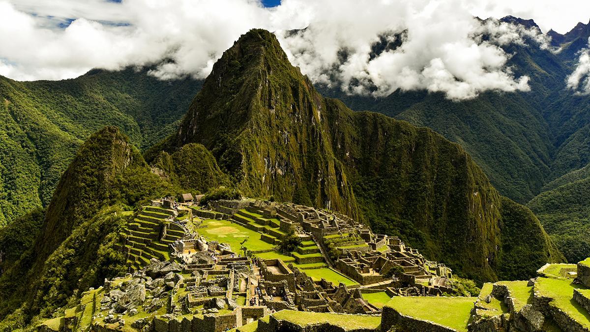 Machu Picchu, una de las grandes excursiones que pueden realizarse desde Cuzco para adentrarse en el fascinante legado del Imperio inca.