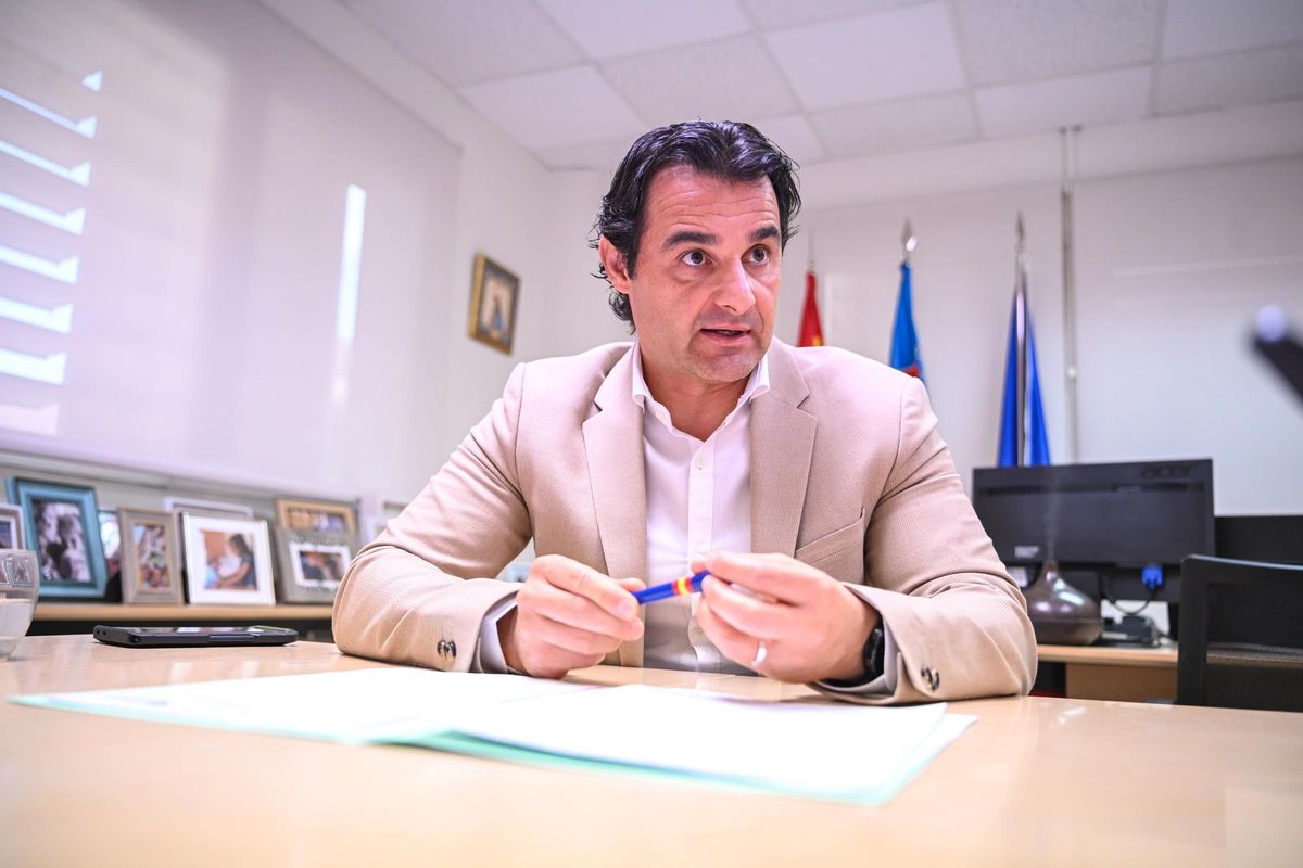 Eduardo Dolón durante la entrevista en las dependencias de Alcaldía del Ayuntamiento de Torrevieja