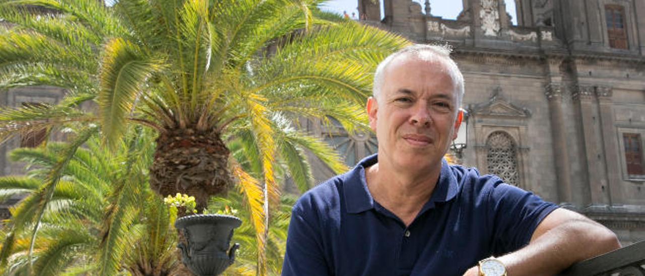 El profesor de latín del IES Lomo Apolinario, Jesús Montesdeoca Álamo, en la plaza de Santa Ana.