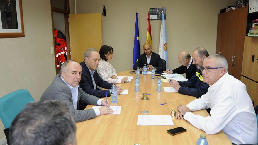 Alejandro Lorenzo, al fondo, será e nuevo presidente del Consorcio de Bombeiros.   | // BERNABÉ/JAVIER LALÍN