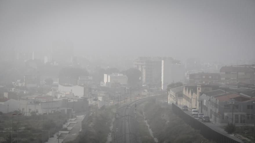 Imagen panorámica de la ciudad de Elda bajo la niebla de esta mañana