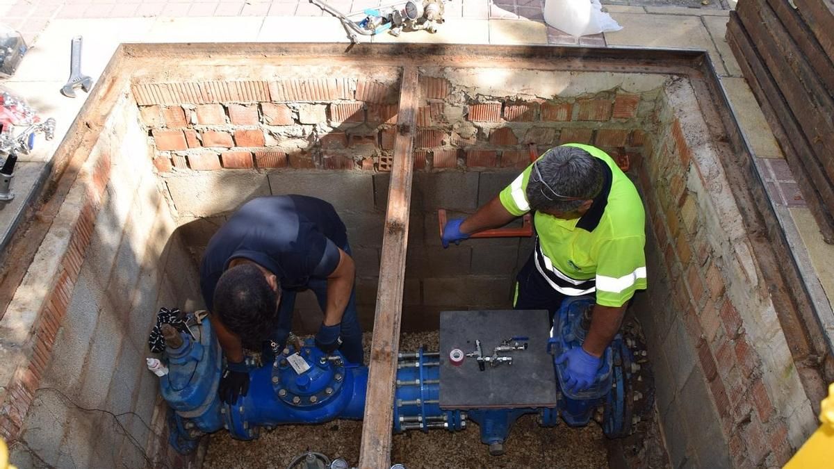 Técnicos de Aqualauro instalan una de las válvulas en la red de abastecimiento de Alhaurín..