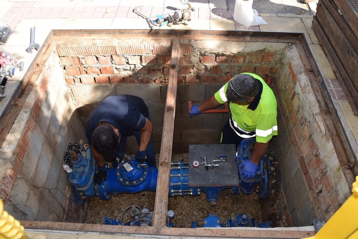 Técnicos de Aqualauro instalan una de las válvulas en la red de abastecimiento de Alhaurín..