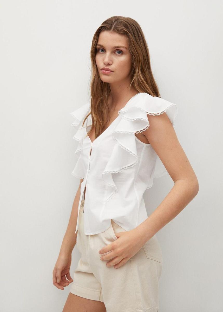 Blusa blanca con volantes de Mango