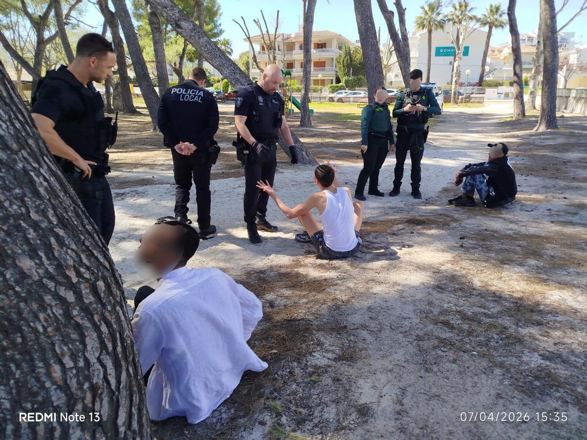 Los policías, durante la identificacion de unos presuntos carteristas.