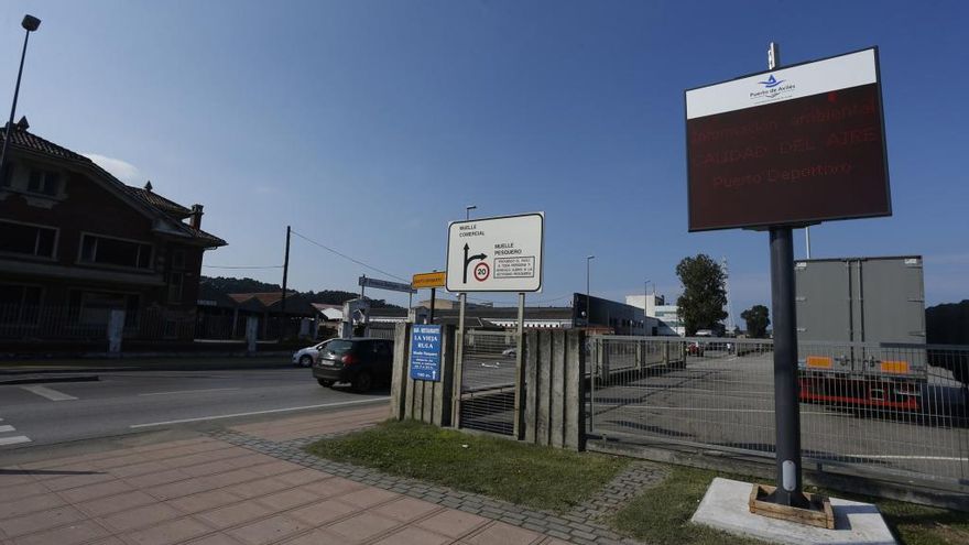 El panel informativo de la contaminación ubicado en el paseo de la ría de Avilés.