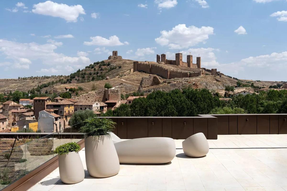 Las vistas que tendrás desde cualquier lado de este Parador te harán volver a la Edad Media.