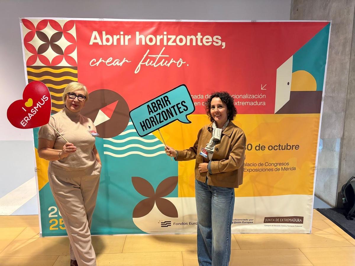 A la izquierda, Manuela Rodríguez.