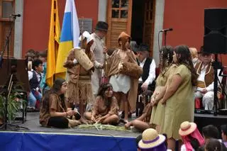 Un baile entre papahuevos y hojas de eucalipto en el XIX Encuentro Infantil por el Día de Canarias