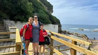 La Playa de Estaño, en Gijón, estrena un acceso más seguro: “Antes daba miedo apoyarse en las barandillas”
