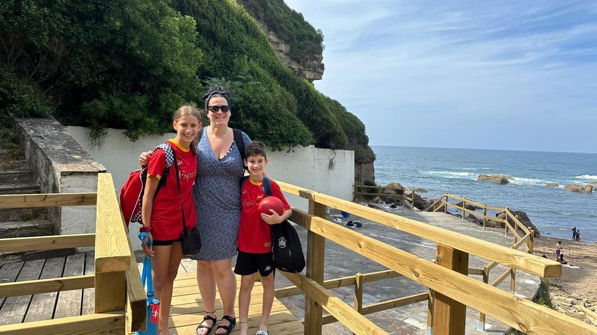 VÍDEO: La Playa de Estaño, en Gijón, estrena un acceso más seguro: “Antes daba miedo apoyarse en las barandillas”