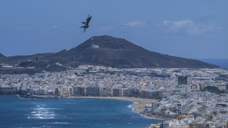 Cazas F-28 sobrevuelan Las Palmas de Gran Canaria