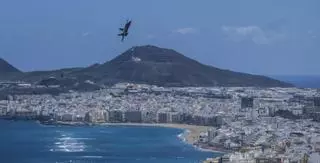 Cazas F-28 sobrevuelan Las Palmas de Gran Canaria