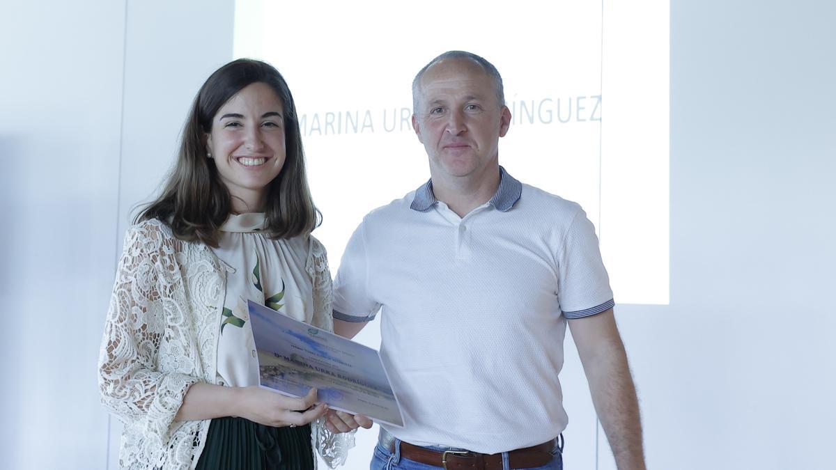 Jesús Jamar, delegado del colegio en Navarra, hizo entrega de uno de los premios.