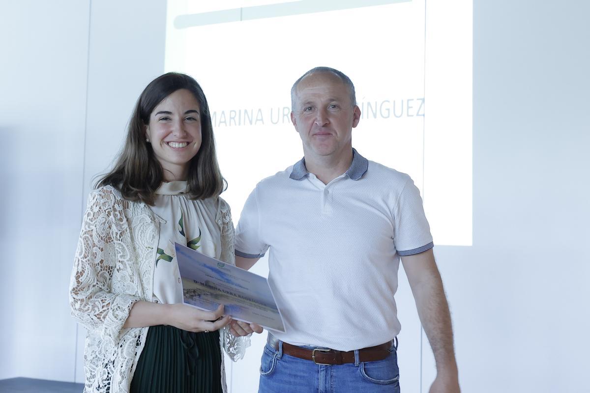 Jesús Jamar, delegado del colegio en Navarra, hizo entrega de uno de los premios.