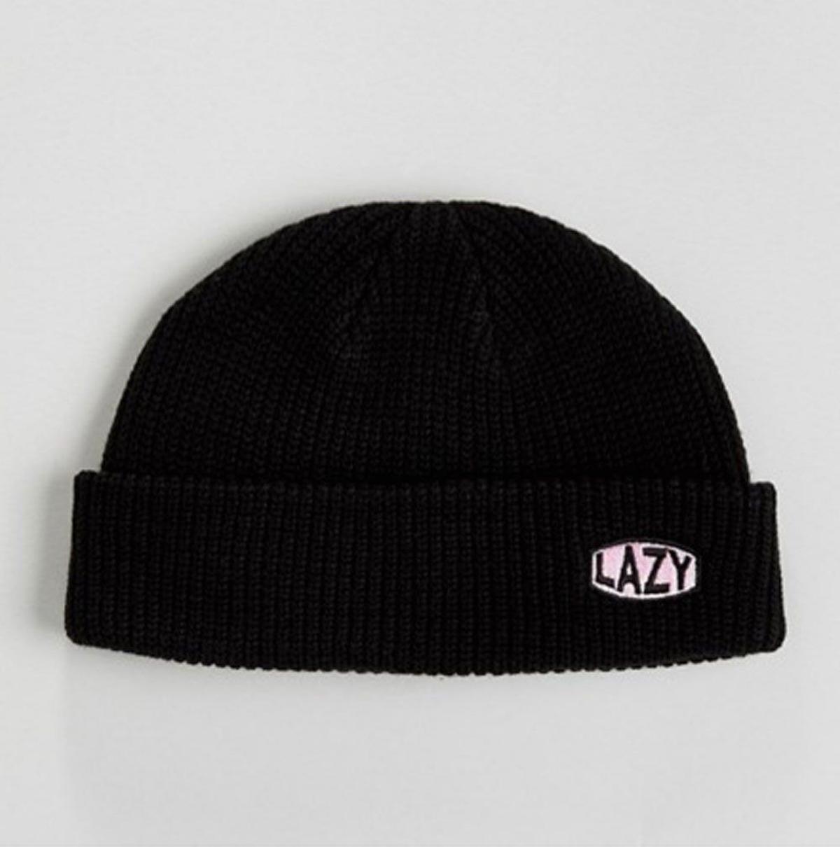 Gorro de pescador negro de canalé de Lazy Oaf (Precio: 27,99 euros)