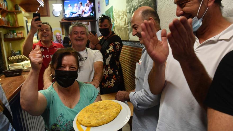 El Bar Galicia logra por primera vez el premio a la mejor tortilla de Betanzos