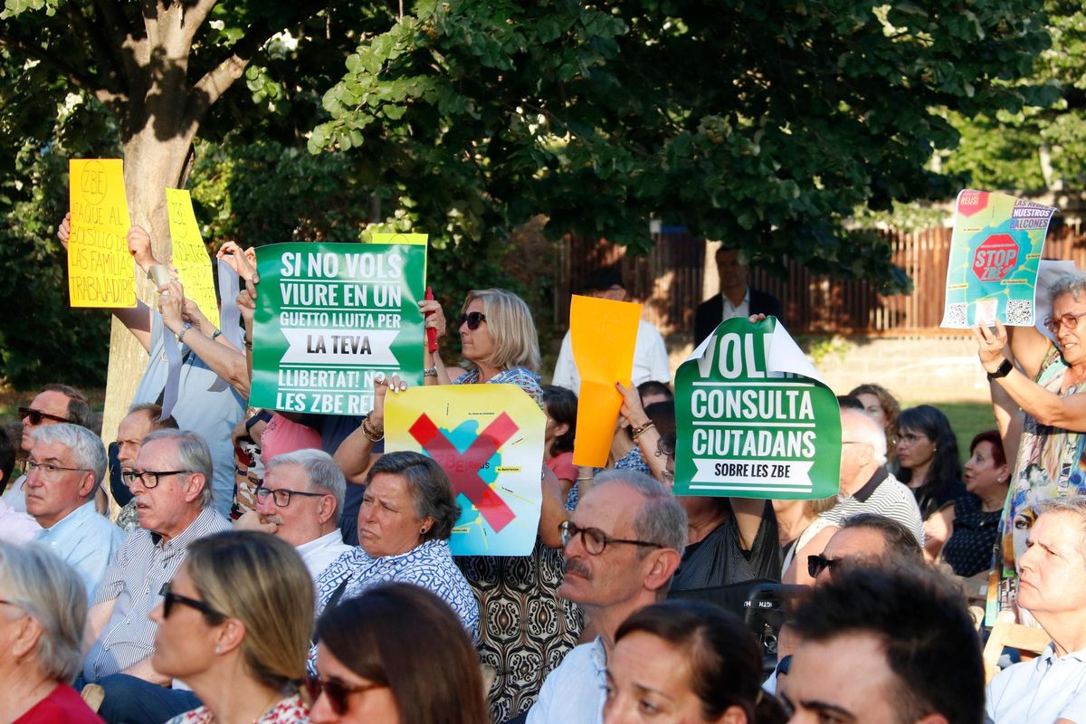 Manifestantes en contra de la ZBE durante el discurso de Guaita.