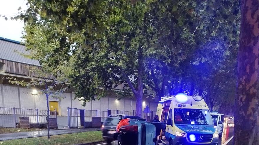 Rescatada en Oleiros una conductora atrapada tras chocar su coche contra un árbol y volcar